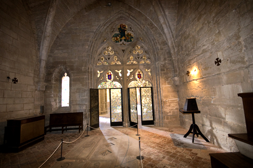 Vista interior de la portada de accesoa a la sala capitular de Vallbona